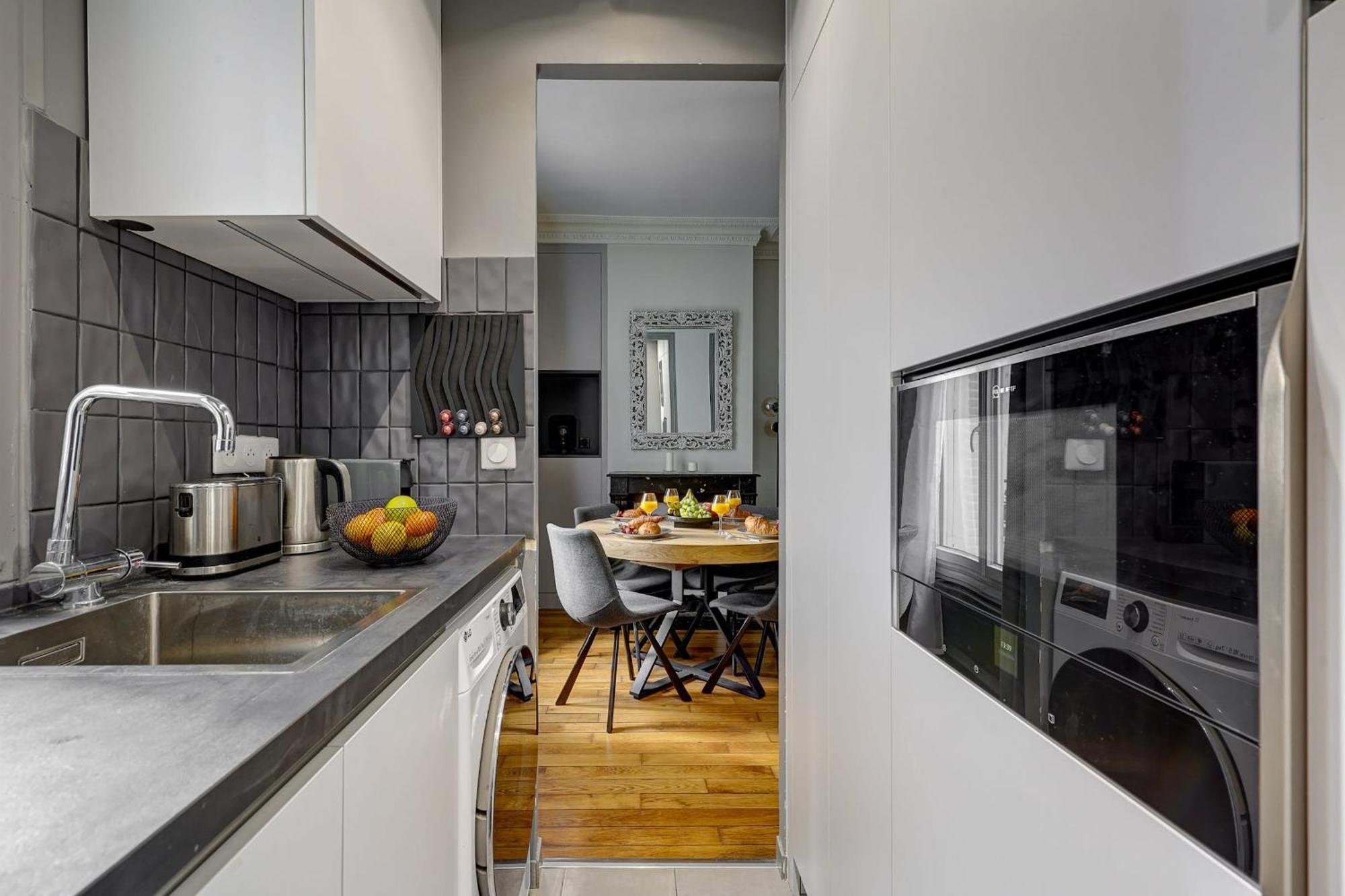Latin Quarter & Pantheon With Balcony - Cityapartmentstay Apartment *